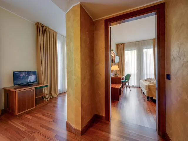 Junior Suite, King Bed, Hotel Raffaello 5/10