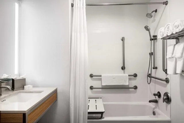 جناح ديلوكس بسرير كينج بغرفة نوم واحدة مع أريكة لذوي الإعاقة، Hilton Garden Inn West Palm Beach Airport 4/6
