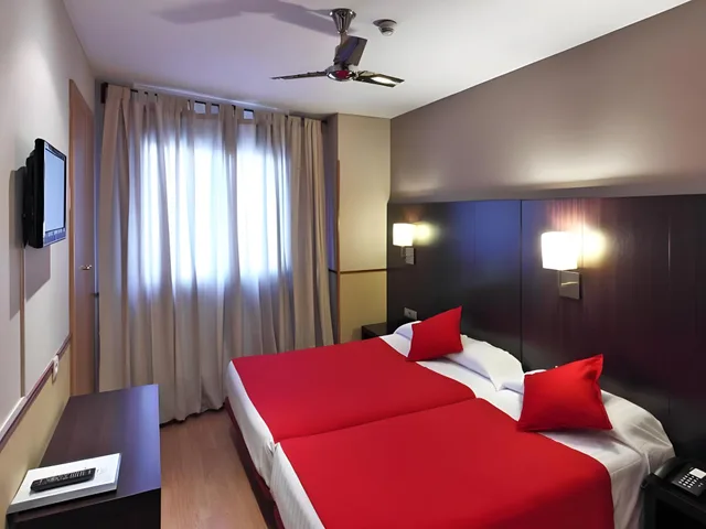 غرفة بسرير مزدوج بحمام مشترك، Yomo Hostal BCN Port 1/1
