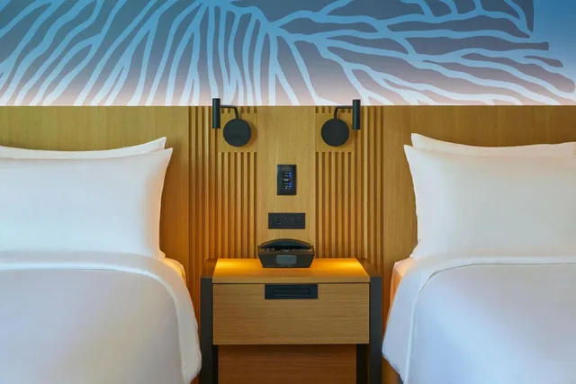 إقامة بسرير كوين بإطلالة على البحر، Renaissance Honolulu Hotel & Spa 1/3