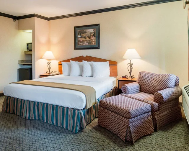غرفة بسرير كينج للمدخنين لذوي الإعاقة، Quality Inn Suites Lufkin 2/7