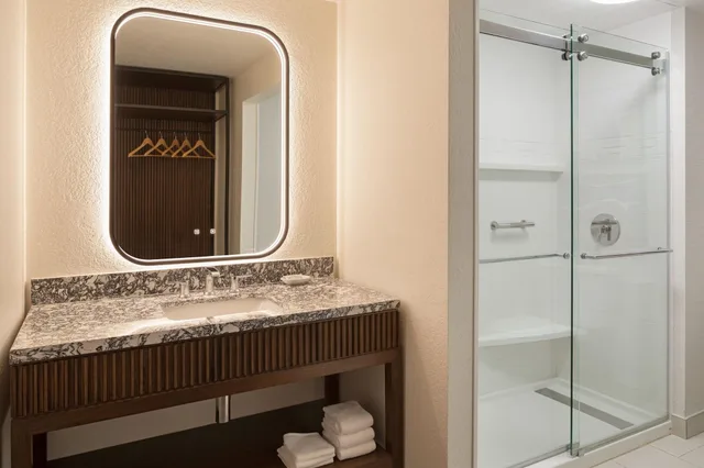 غرفة بسرير كوين، Burton House, Beverly Hills, A Tribute Portfolio Hotel 8/9
