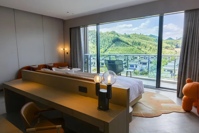 غرفة بريميوم بسرير كينج بإطلالة على الجبل، Hotel Indigo Hangzhou Tianmushan by IHG 3/4