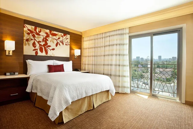 غرفة بسرير كوين بحوض استحمام لذوي الإعاقة، Courtyard Los Angeles Century City Beverly Hills 5/10