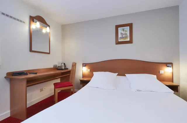 Standard, Double Bed, Hotel Kyriad Saint Quentin En Yvelines - Montigny 1/9
