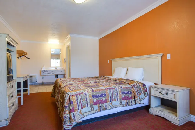 غرفة قياسية بسرير كينج، Abby S Anaheimer Inn 3/9