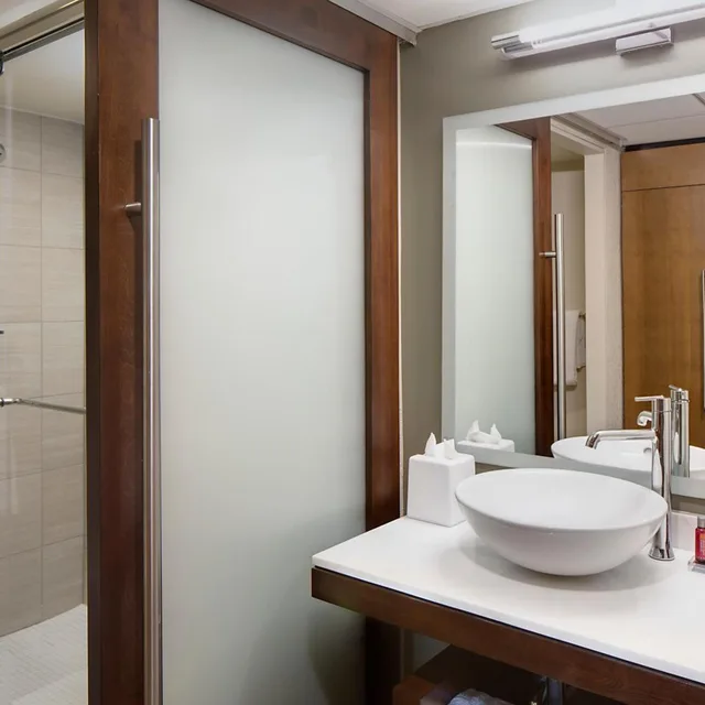 غرفة كلوب بسرير كينج بشرفة مع دخول الصالة، San Antonio Marriott Northwest Medical Center 7/10