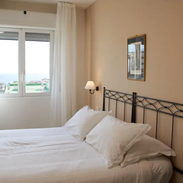 غرفة بسرير مزدوج بإطلالة على البحر، Villa Margherita 1/9