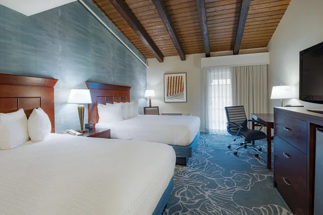غرفة بسريرين كوين بإطلالة على الفناء، Best Western Plus Carpinteria Inn 2/10