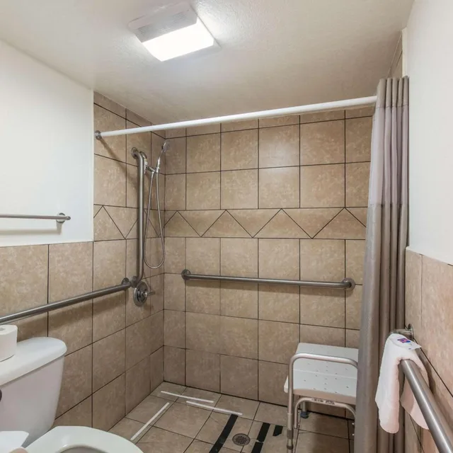 غرفة بسريرين كوين للمدخنين لذوي الإعاقة، Motel6 Hemet, CA 4/4