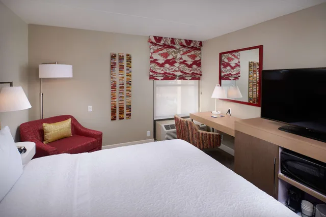 غرفة بسرير كينج بإطلالة على المسبح، Hampton Inn & Suites Scottsdale On Shea Blvd 2/3