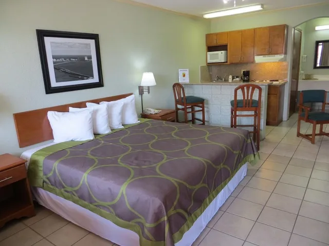 Efficiency, Standard, King Bed، Super 8 By Wyndham South Padre Island 1/3