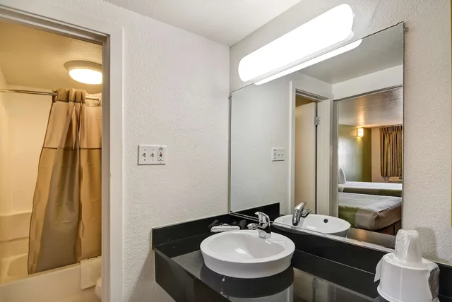 غرفة قياسية بسريرين كوين، Motel6 Dallas, TX - Forest Lane 6/10