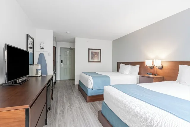 غرفة بزنس بسريرين كوين، Ramada By Wyndham Surrey/Langley 2/8