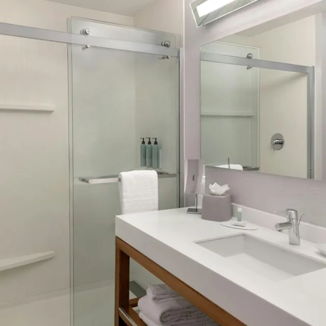 Room, King Bed, Bathtub, Accessible, Courtyard By Marriott Palo Alto Los Altos 5/5