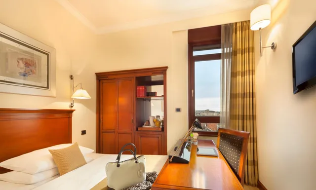 Room, Single, Queen Bed, Best Western Premier Hotel Astoria 1/10