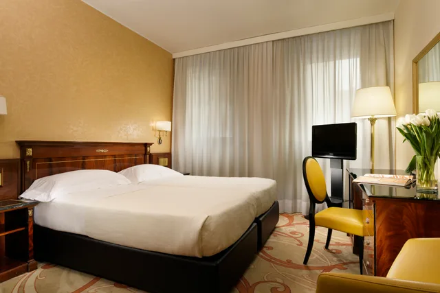غرفة كلاسيكية بسرير مزدوج مع سرير إضافي، Unahotels Scandinavia Milan 1/4