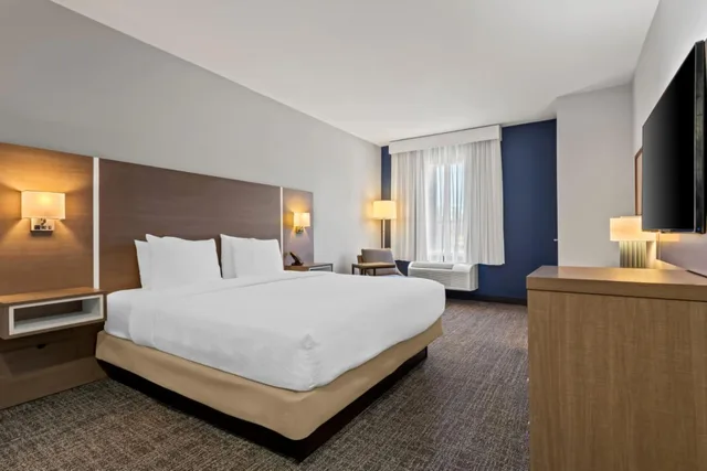 غرفة بسرير كينج بحوض استحمام لذوي الإعاقة، Spark by Hilton Catoosa Tulsa 3/10