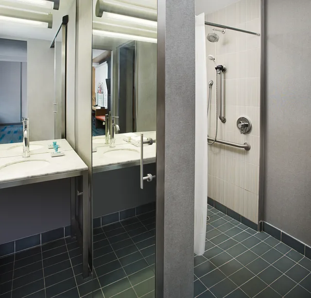 Room, King Bed, City View, Aloft Charlotte City Center 5/5