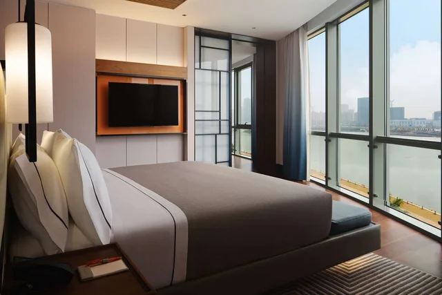 جناح ديلوكس بسرير كينج بإطلالة على البحيرة، Canopy By Hilton Hangzhou Jinsha Lake 2/3