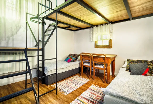 غرفة قياسية بسرير مزدوج وسريرين منفصلين بإطلالة على المدينة بحمام مشترك، Old Town Hostel Kanonia Apartments 3/4