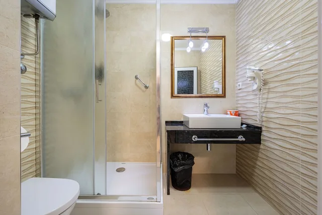 جناح عائلي بسريرين منفصلين وسرير كينج، Hotel Adrovic 5/6