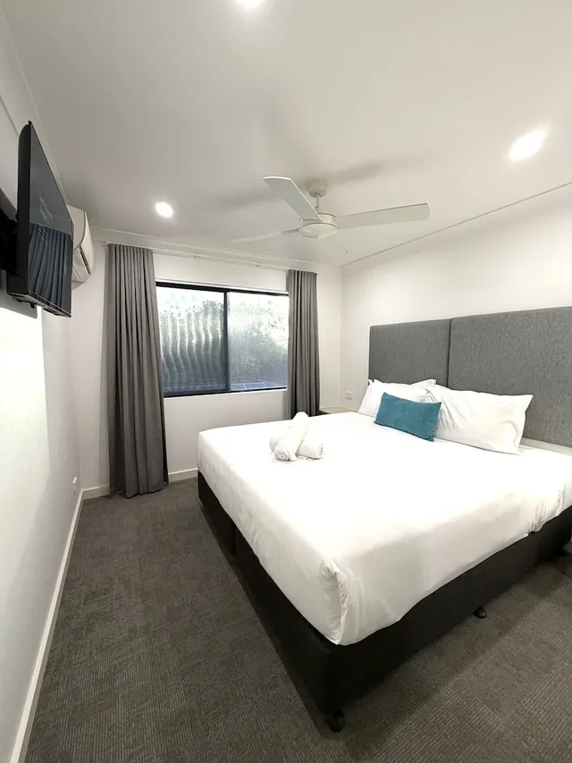 Renovated, 2 Bedrooms, Superior, Apartment, 1 King and 2 Queen Beds، Southport Motel & Apartments 1/8