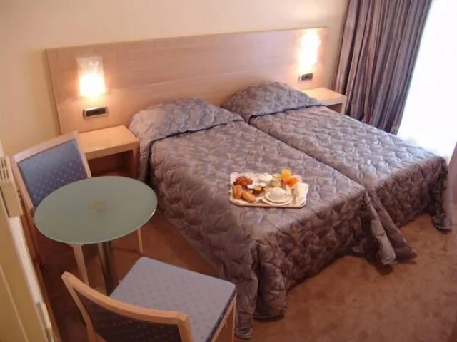 غرفة كومفورت ثلاثية بسرير مزدوج وسرير فردي، Hotel Le Rocher 5/9