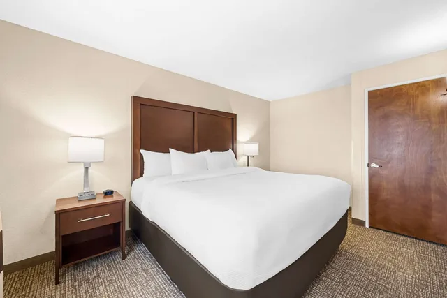 جناح بزنس بسرير كينج، Comfort Inn Suites Pueblo 2/2