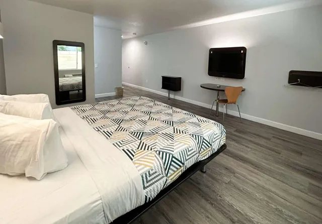 غرفة بسرير كوين، Motel6 Anaheim, CA 1/3