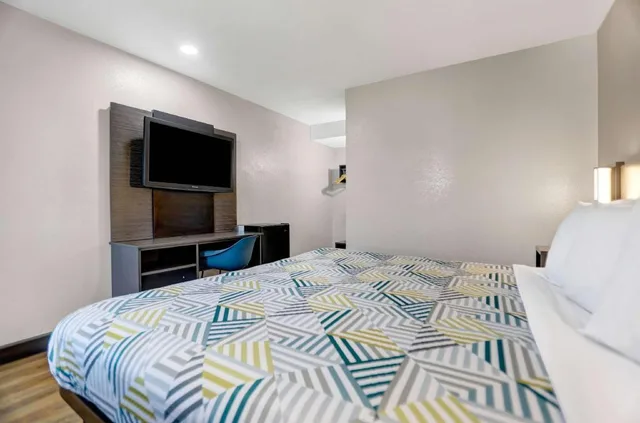 Room, King Bed, Motel6 San Bernardino, CA - North 9/10