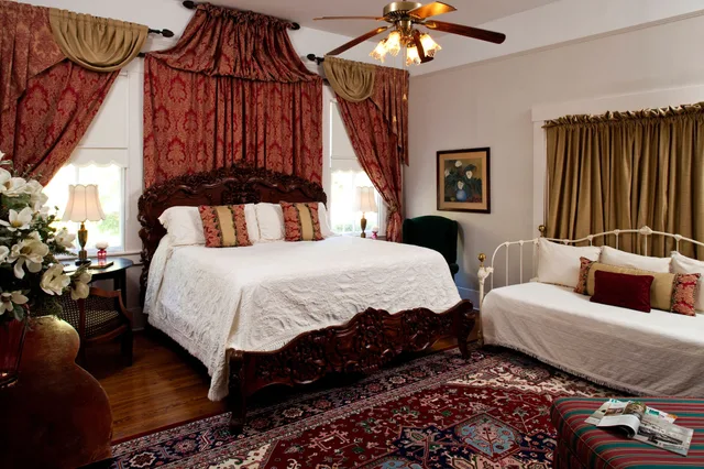Elmo, Cottage, King Bed, Sofa، Devereaux Shields House 1/2