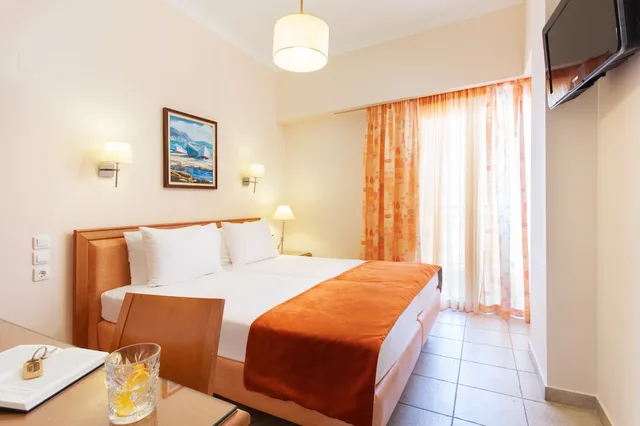غرفة كلاسيكية بسرير مزدوج بإطلالة جزئية على البحر، PANTHEON HOTEL 1/7