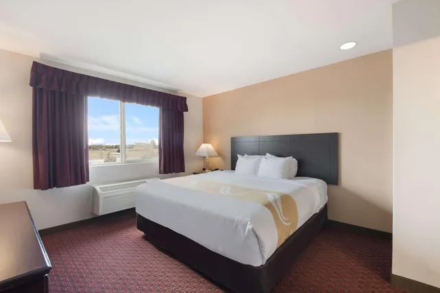 Efficiency, Suite, King Bed، Quality Inn Grand Suites Bellingham 1/3