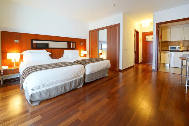 شقة عائلية بسرير كوين وسريرين منفصلين بغرفتي نوم مع أريكة بمطبخ، Legendary Lisboa Suites 3/4