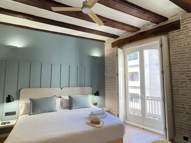 Renovated, Deluxe, Twin Beds, City View, Balcony, Cosy Rooms Embajador 2/7