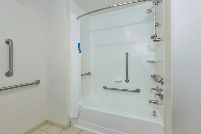 غرفة بسريرين كوين لذوي الإعاقة، Hampton Inn and Suites Flint-Grand Blanc 4/4