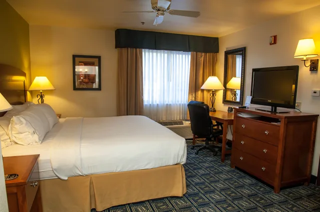 جناح بسرير كينج بمنطقة جلوس، Holiday Inn Express Tucson Airport 1/5