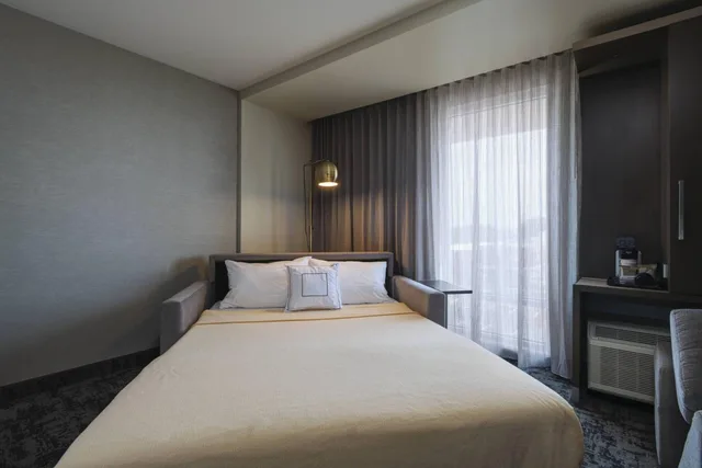 غرفة بسرير كينج مع أريكة، Courtyard St. Louis Brentwood 2/20