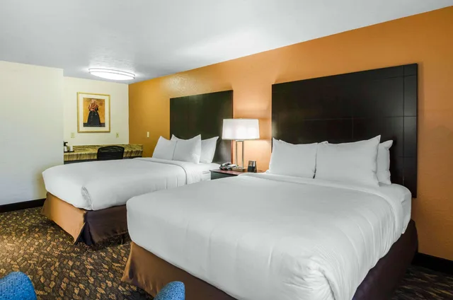 Room, 2 Queen Beds, Comfort Inn & Suites Ashland, OR 3/4