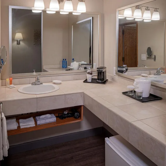 Room, 2 Queen Beds, Marina View, Ground Floor, Bay Club Hotel & Marina 3/3