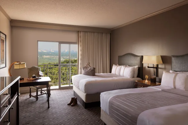 غرفة ديلوكس بسرير كينج بإطلالة على المدينة، Signia by Hilton La Cantera Resort & Spa 5/8