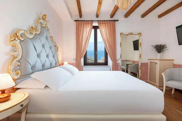 غرفة كلاسيكية بسرير كوين بإطلالة على البحيرة، Boutique Hotel Villa Sostaga 6/10