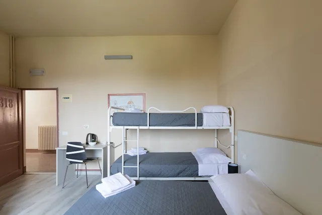 غرفة أساسية رباعية بسريرين منفصلين وسرير بطابقين بحمام خاص، Hostel 7 Santi 3/5