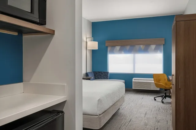 غرفة قياسية بسرير كينج، Holiday Inn Express & Suites Muncie Northwest by IHG 8/8
