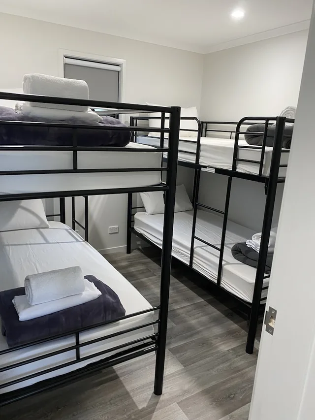3 Bedrooms, Cabin, 2 Bunk Beds, 2 Queen Beds, BIG4 Breeze Holiday Park Rainbow Beach 5/9