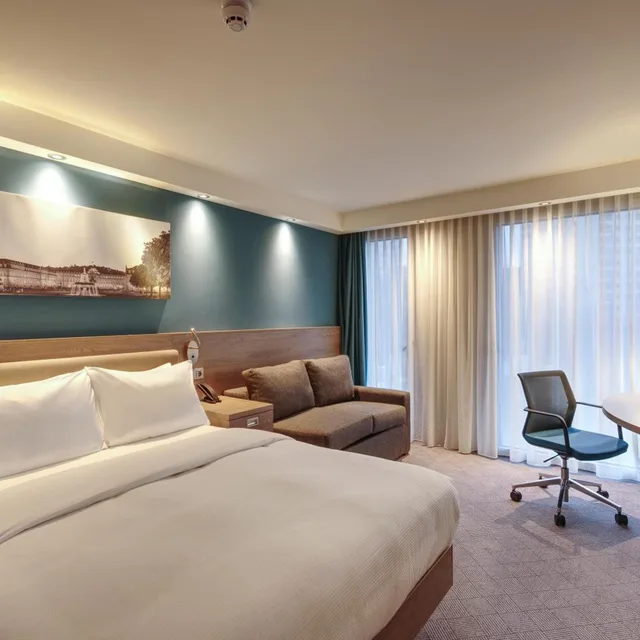 غرفة عائلية بسرير كوين مع أريكة، Hampton by Hilton Stuttgart City Centre 1/6