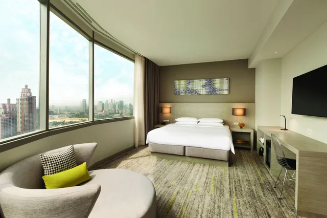 غرفة بسرير كينج بإطلالة على المدينة مع أريكة، HYATT PLACE BANGKOK SUKHUMVIT 4/8