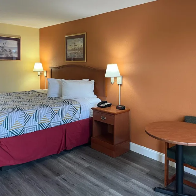 1 King Bed - Non-Smoking, Micfridge، Motel6 Morrillton, AR 3/7
