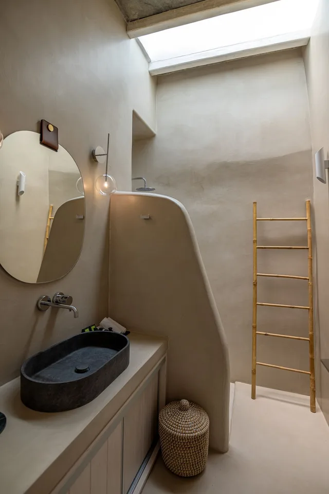 2 Bedrooms, Mini, Luxury, Suite, 2 Queen Beds, Sofa, Jetted Tub، Living Theros Luxury Suites 2/3